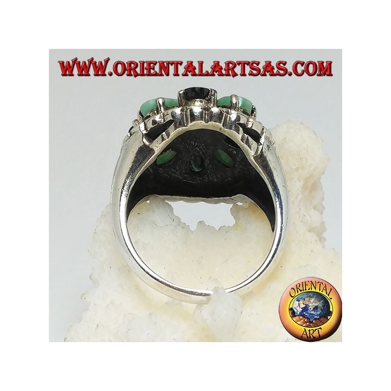 Bague en argent avec hémisphère entourée d'un cercle d'émeraudes et de saphirs naturels ovales sertis de marcassite