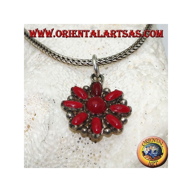 Pendentif en argent avec une fleur octogonale de coraux ovales et une ronde au centre