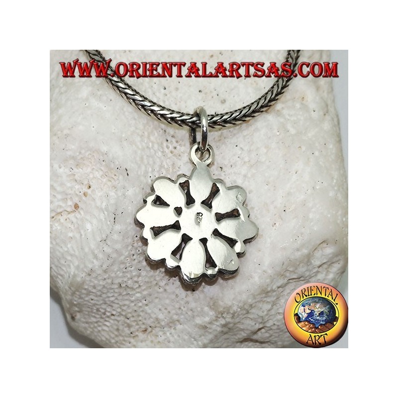 Pendentif en argent avec une fleur octogonale de coraux ovales et une ronde au centre