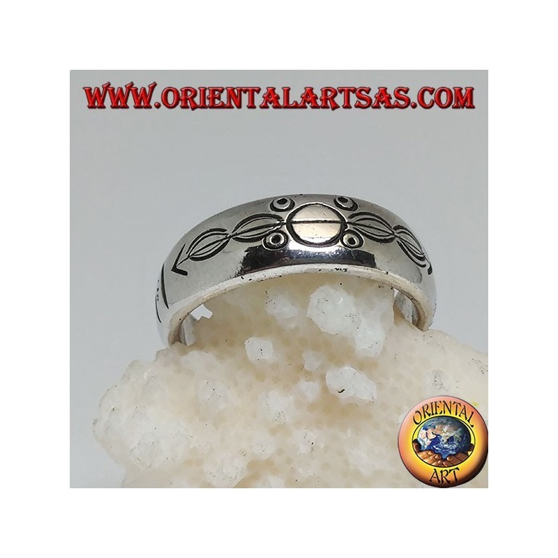 Bague en argent avec anneau gravé de cercles et ovales empalés par une flèche