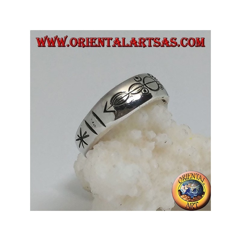 Bague en argent avec anneau gravé de cercles et ovales empalés par une flèche