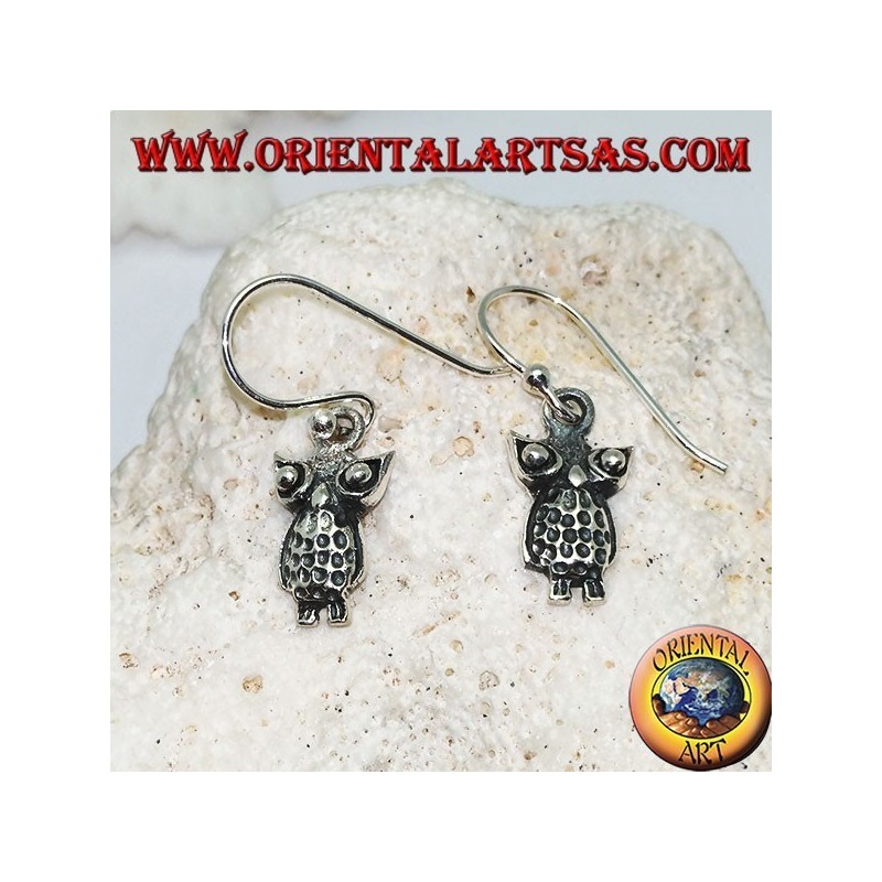 Pendientes colgantes de plata con búho de pie y ojos saltones