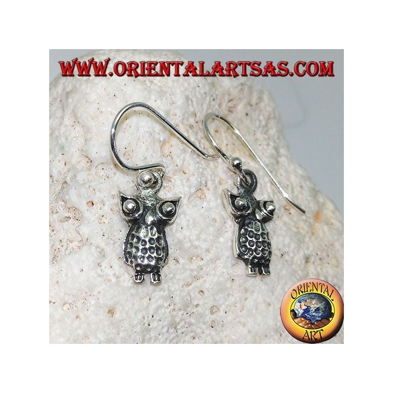 Pendientes colgantes de plata con búho de pie y ojos saltones
