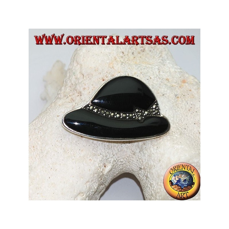 "Cloche" hat shaped silver brooch in onyx and marcasite