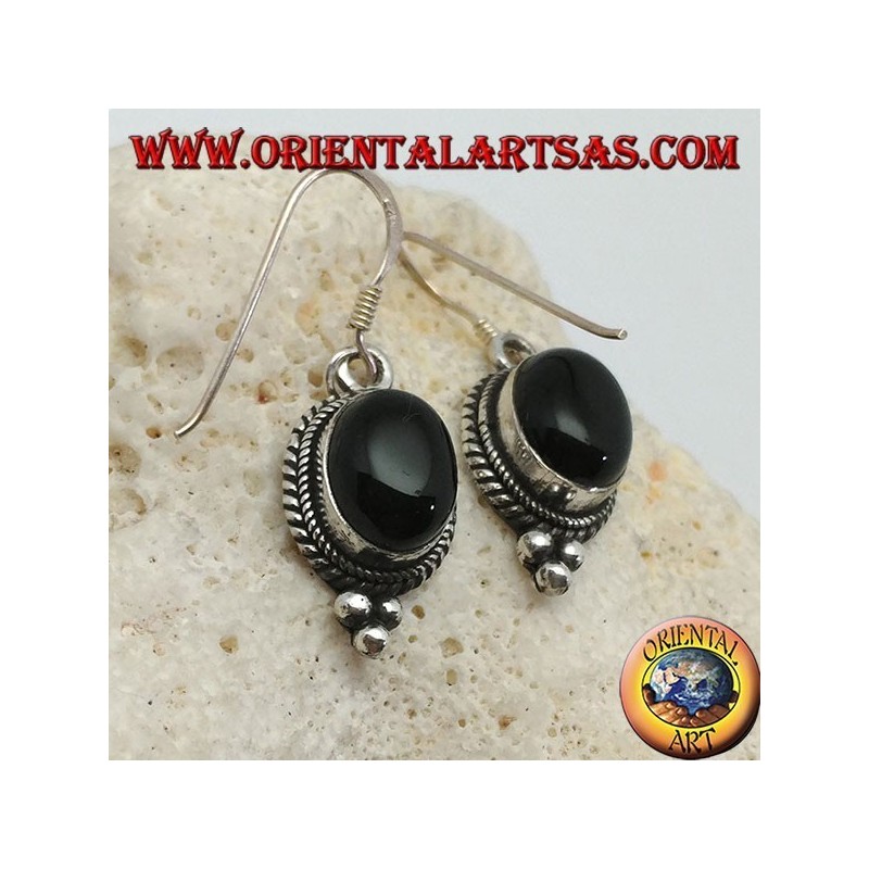 Boucles d'oreilles pendantes en argent avec cabochon ovale en onyx entourées d'entrelacs et trois boules en dessous