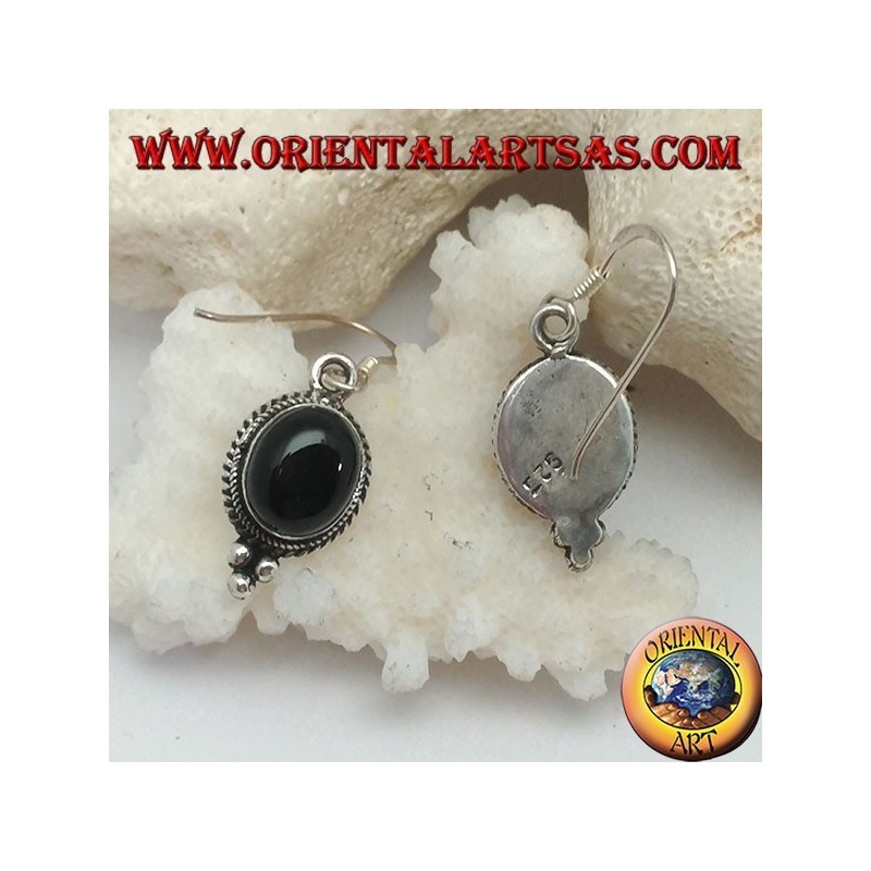 Silberne Ohrringe mit ovalem Onyx-Cabochon, umgeben von Verflechtungen und drei Kugeln darunter