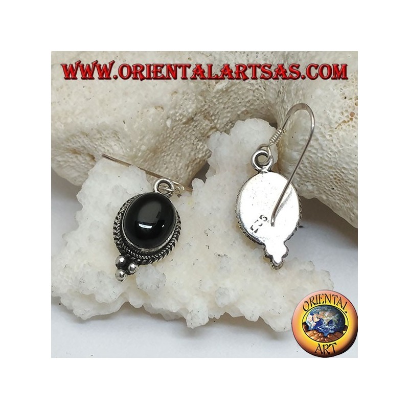 Pendientes de plata con cabujón de ónice ovalado rodeado de entrelazados y tres bolas debajo.