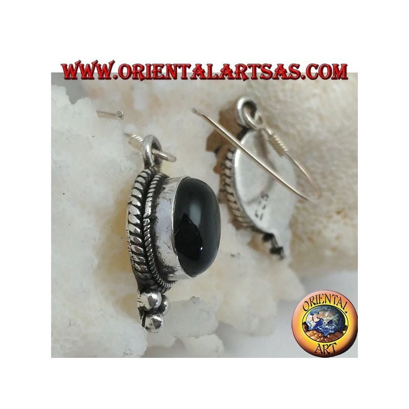 Silberne Ohrringe mit ovalem Onyx-Cabochon, umgeben von Verflechtungen und drei Kugeln darunter