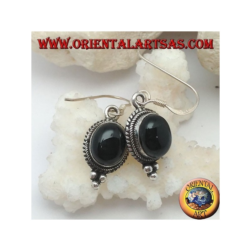 Orecchini in argento pendenti con onice ovale cabochon contornata da intreccio e tre palline sotto