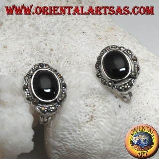 Boucles d'oreilles lobe en argent avec onyx ovale entouré de marcassite et fermeture à levier