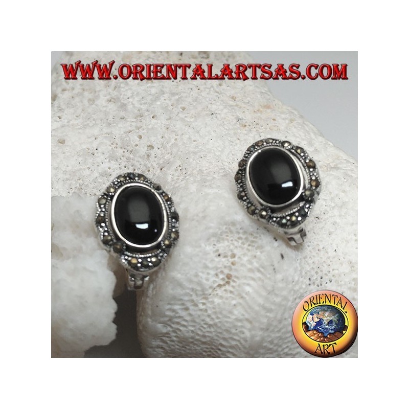 Pendientes lobulares de plata con ónice ovalado rodeados de marcasita y cierre de palanca.