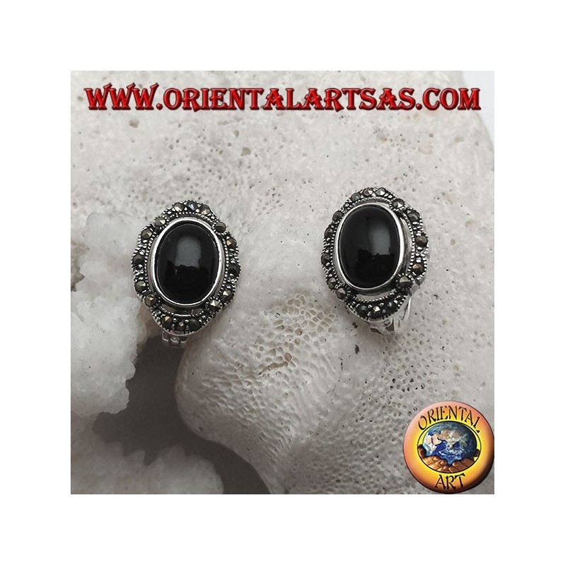 Silberne Ohrringe mit ovalem Onyx, umgeben von Markasit und Hebelverschluss