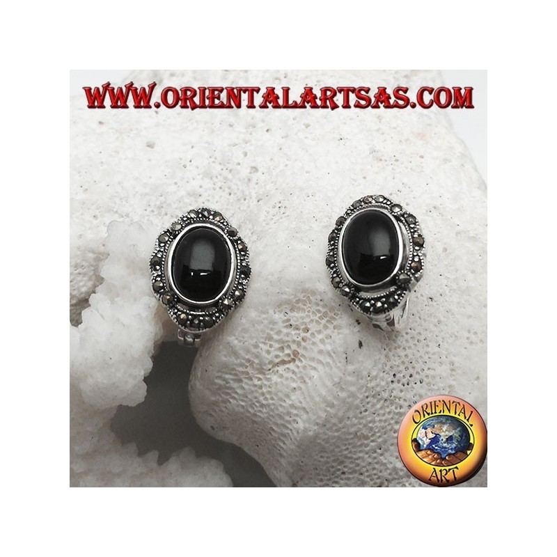 Boucles d'oreilles lobe en argent avec onyx ovale entouré de marcassite et fermeture à levier