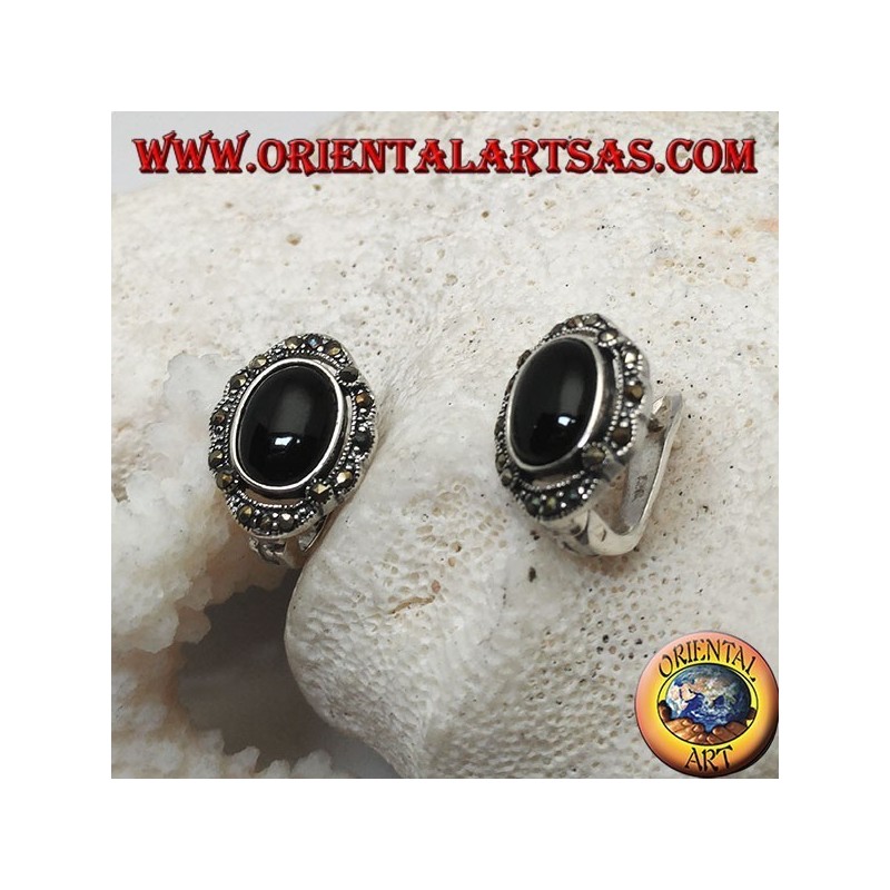 Silberne Ohrringe mit ovalem Onyx, umgeben von Markasit und Hebelverschluss
