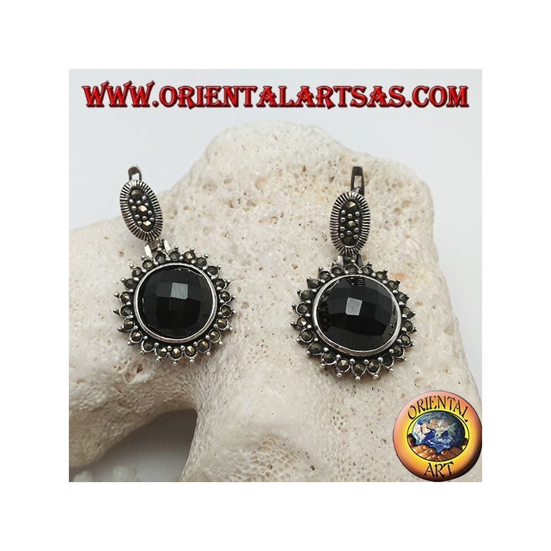 Boucles d'oreilles en argent avec onyx rond facetté entouré de marcassite et fermeture à levier