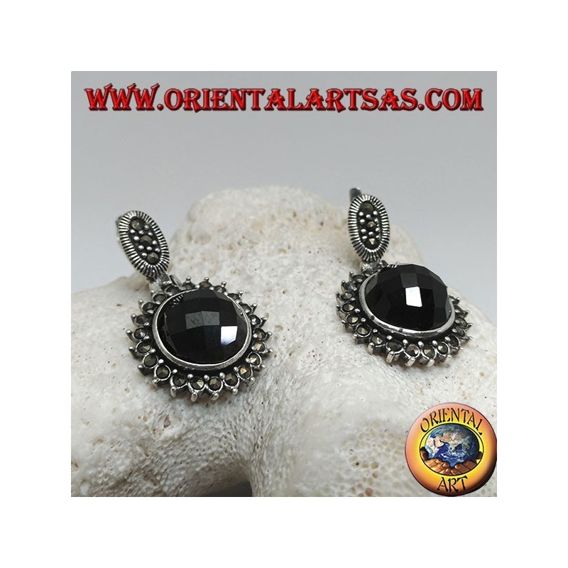 Boucles d'oreilles en argent avec onyx rond facetté entouré de marcassite et fermeture à levier