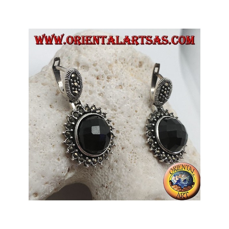 Boucles d'oreilles en argent avec onyx rond facetté entouré de marcassite et fermeture à levier