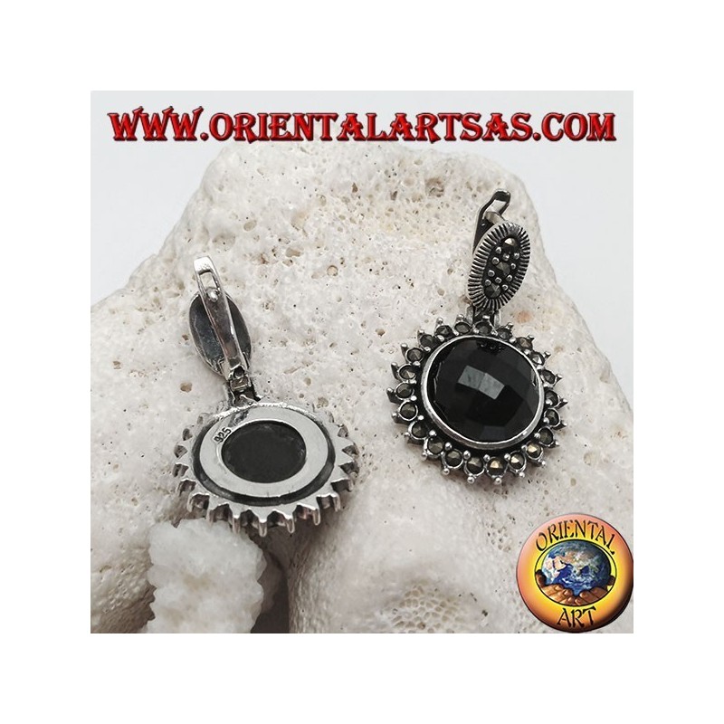 Boucles d'oreilles en argent avec onyx rond facetté entouré de marcassite et fermeture à levier