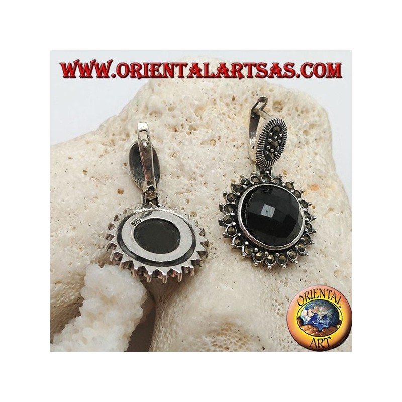 Silberne Ohrringe mit facettiertem rundem Onyx, umgeben von Markasit und Hebelverschluss