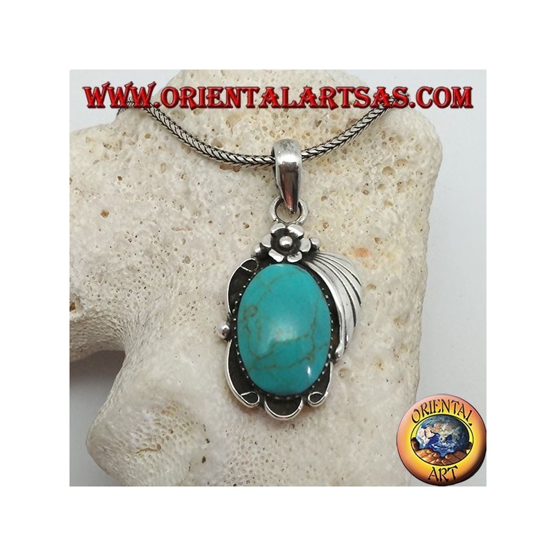 Pendentif en argent avec grande turquoise ovale sur un cadre avec fleur et ruban