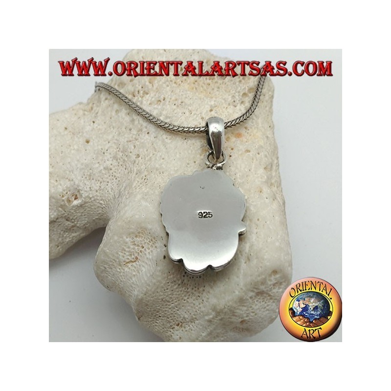 Colgante de plata con turquesa ovalada grande en un marco con flor y cinta