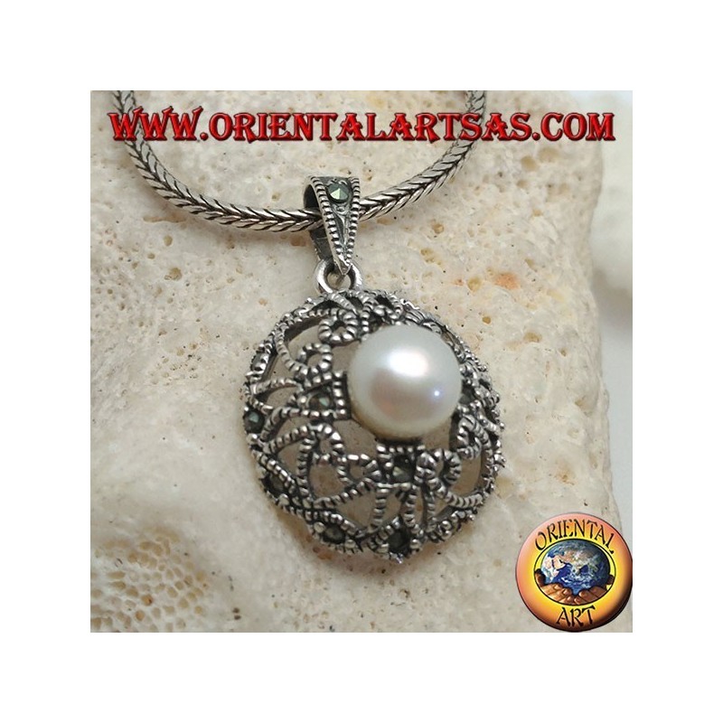 Pendentif en argent avec perle sur un disque arrondi avec coeurs ajourés et décoration en marcassite