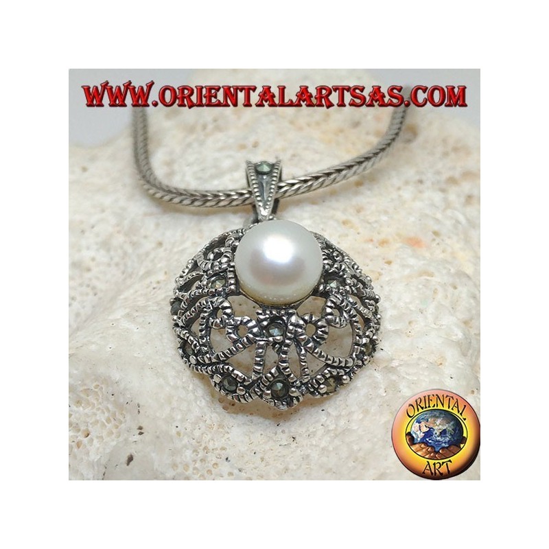 Pendentif en argent avec perle sur un disque arrondi avec coeurs ajourés et décoration en marcassite