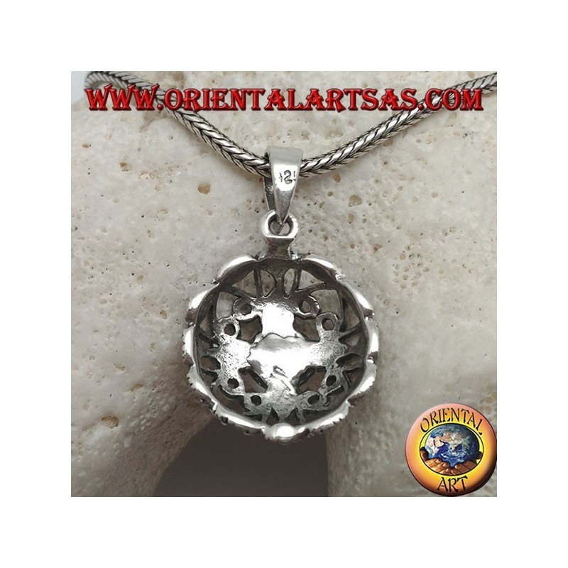 Pendentif en argent avec perle sur un disque arrondi avec coeurs ajourés et décoration en marcassite