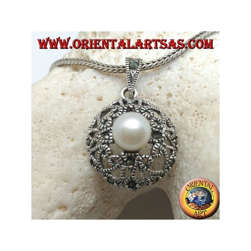 Pendentif en argent avec perle sur un disque arrondi avec coeurs ajourés et décoration en marcassite