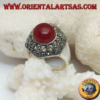 Bague en argent avec cornaline ronde cabochon sur un hexagone perforé décoré parsemé de marcassite
