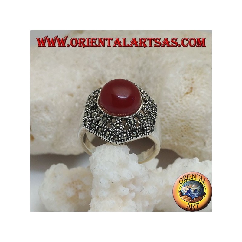Anillo de plata con cornalina redonda de cabujón sobre un hexágono de marcasita decorado perforado