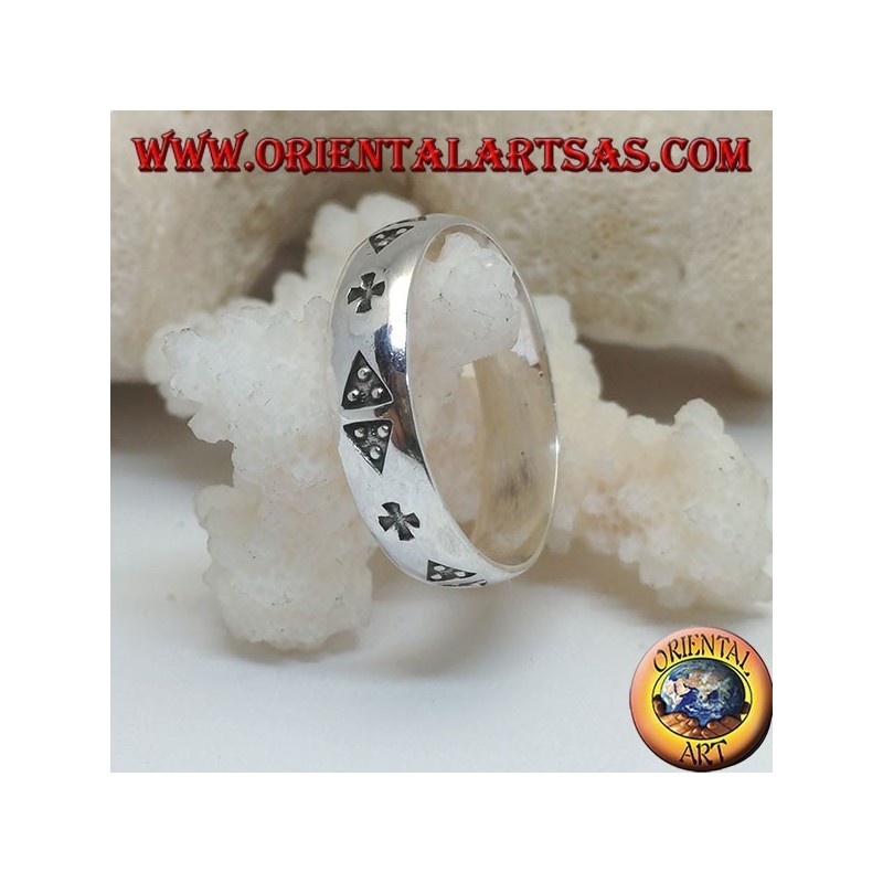 Bague en argent avec une paire de triangles et une croix gravée en bas-relief