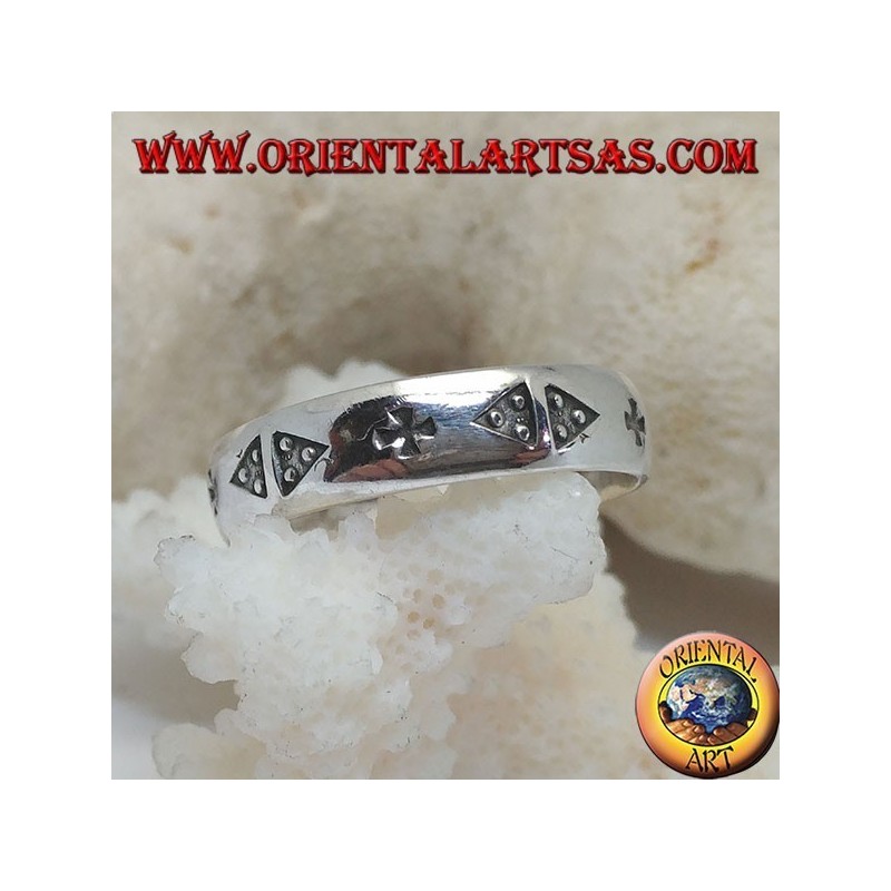 Anello in argento a fedina con coppia di triangoli e croce incisi in bassorilievo