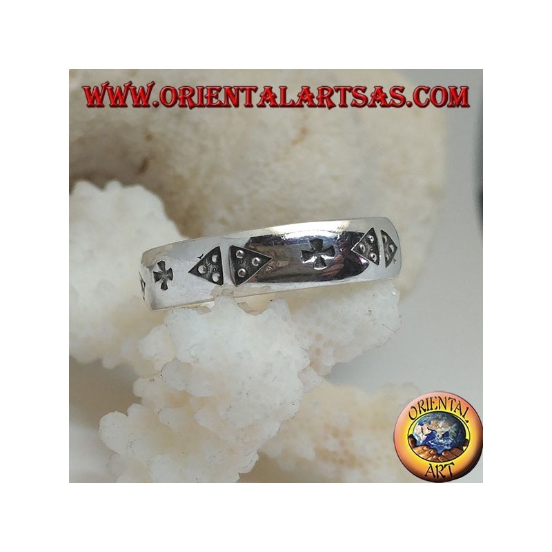 Anello in argento a fedina con coppia di triangoli e croce incisi in bassorilievo