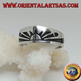 Anillo de plata con sol naciente (sol japonés) grabado en bajorrelieve