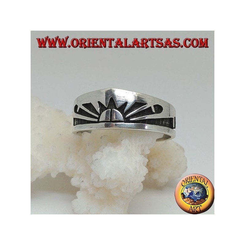 Anillo de plata con sol naciente (sol japonés) grabado en bajorrelieve