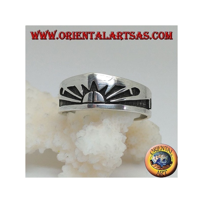 Silver ring with rising sun (Japanese sun) engraved in bas-relief