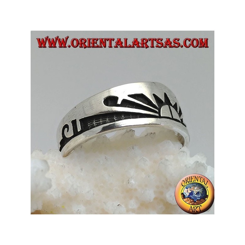 Bague en argent avec soleil levant (soleil japonais) gravée en bas-relief