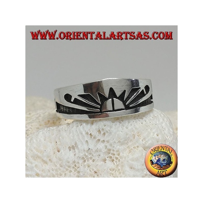 Silver ring with rising sun (Japanese sun) engraved in bas-relief