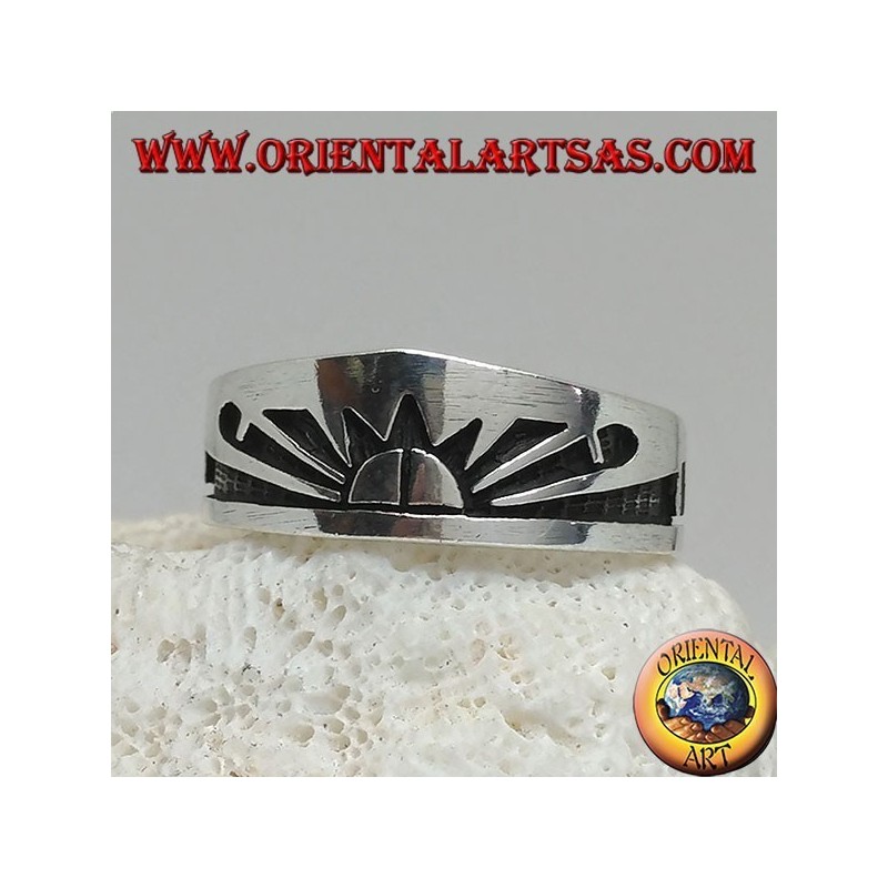 Anillo de plata con sol naciente (sol japonés) grabado en bajorrelieve
