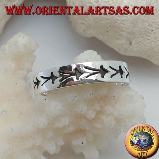 Anello in argento a fedina con meduse stilizzate incise in bassorilievo