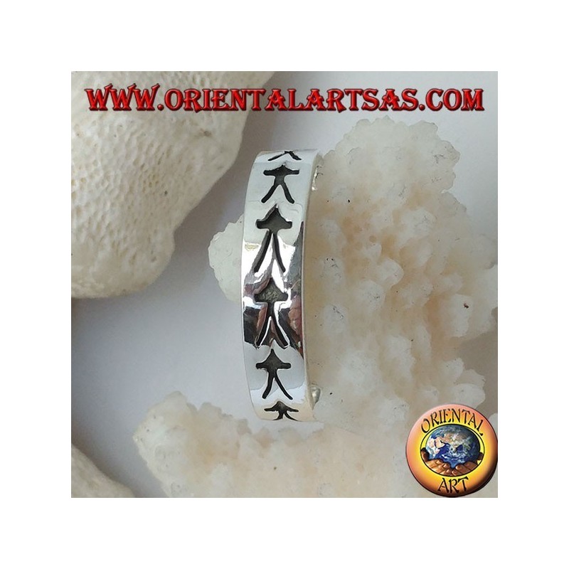 Anello in argento a fedina con meduse stilizzate incise in bassorilievo