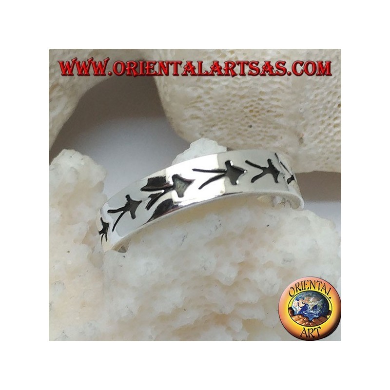 Anillo en plata con medusas estilizadas grabadas en bajo relieve