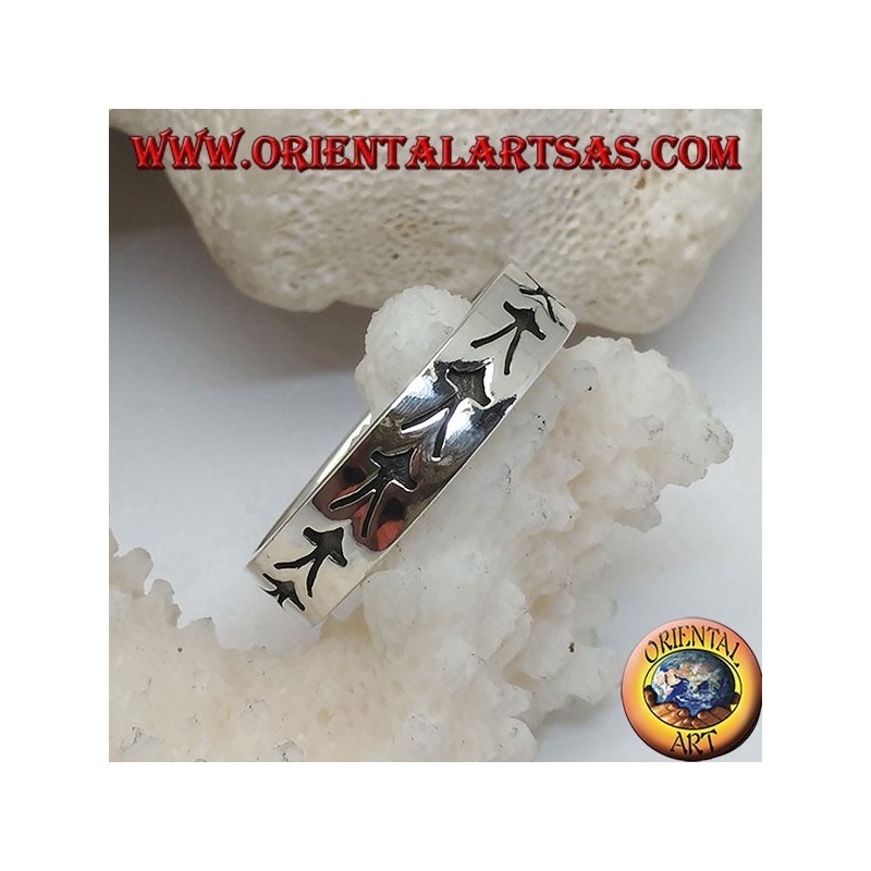 Anillo en plata con medusas estilizadas grabadas en bajo relieve