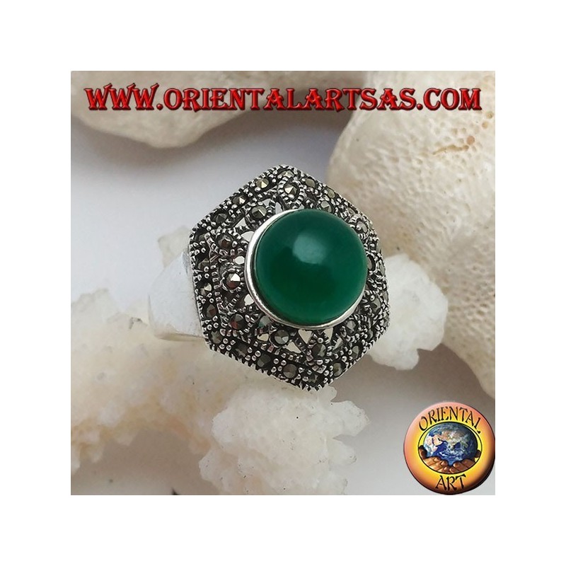 Bague en argent avec agate cabochon verte ronde sur un hexagone de marcassite décoré perforé