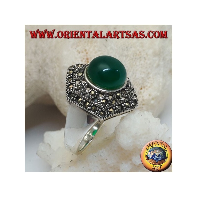 Anillo de plata con ágata verde cabujón redondo sobre un hexágono de marcasita decorado perforado