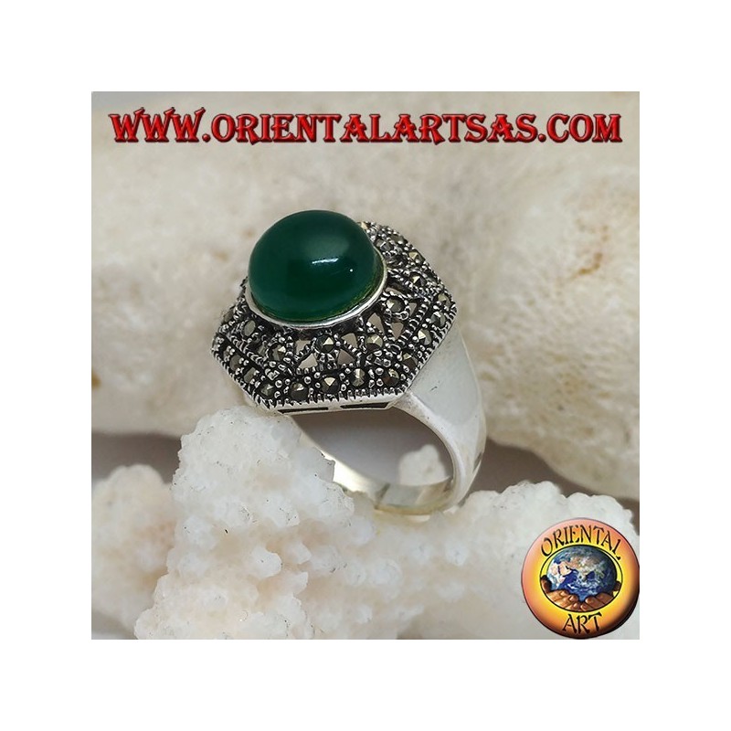 Anillo de plata con ágata verde cabujón redondo sobre un hexágono de marcasita decorado perforado