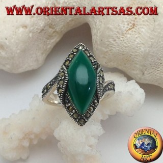 Anillo de plata con ágata verde cabujón lanzadera rodeada de marcasita y se levanta a los lados