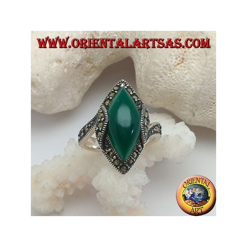 Anello in argento con agata verde a navetta cabochon contornata da marcassite e rialzo sui lati