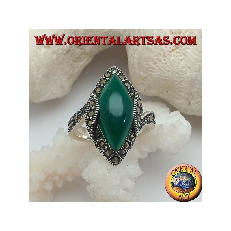 Bague en argent avec agate cabochon navette verte entourée de marcassite et montée sur les côtés